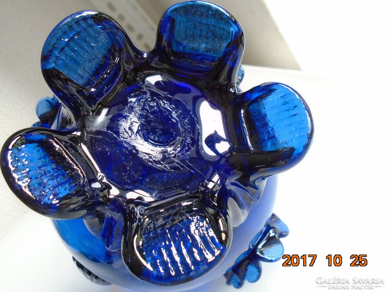 Muránói Indigó kék virágos, talpas,tarajos dísz kancsó 18 cm