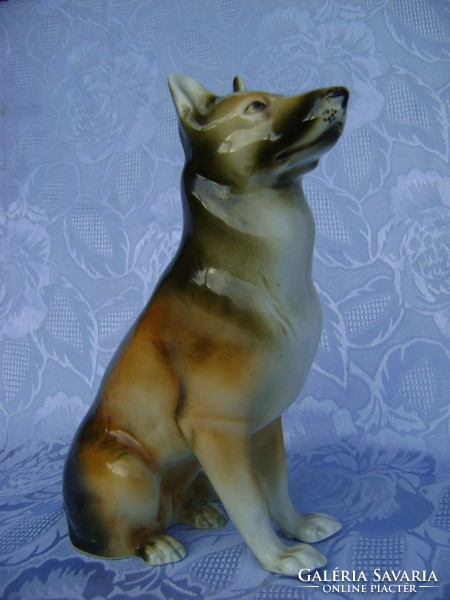 Nagy méretű Royal Dux kutya. Csehszlovákia.