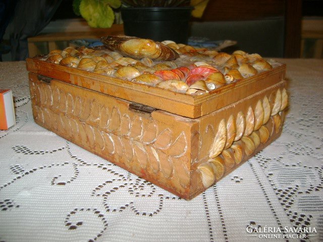 Retro díszdoboz fából - kagylókkal díszített