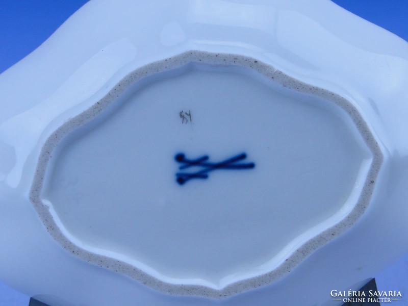 0D815 Antik jelzett kardos Meisseni porcelán tálka