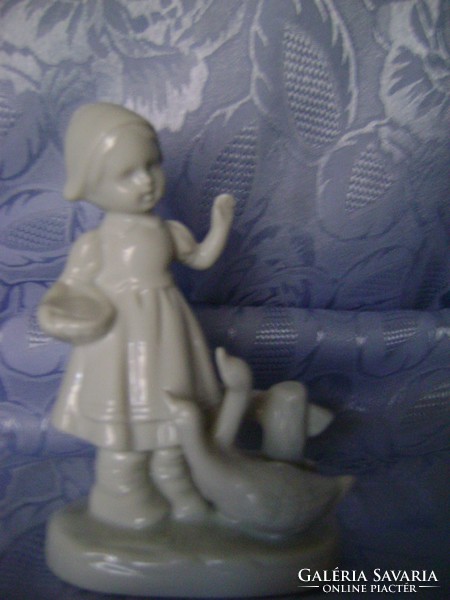 A világhirű ROLYAL porcelán figura vitrin állapotban van 