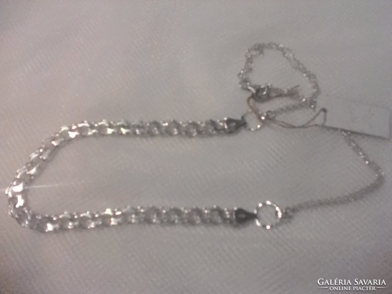 Silver necklace (necklace)