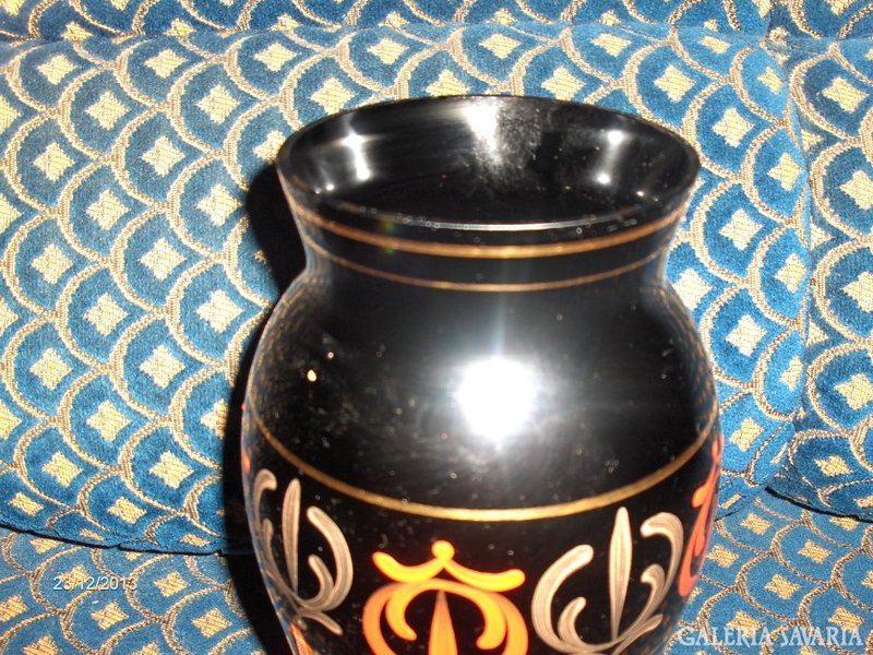 Fekete, kézi festésű, aranyozott váza