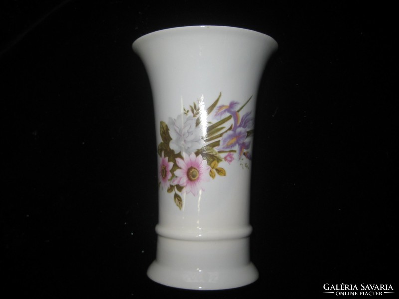 Verietable porcelain marked vase, 17 x 11 cm