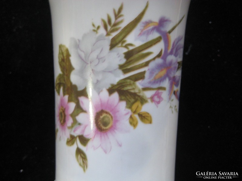 Verietable porcelain marked vase, 17 x 11 cm