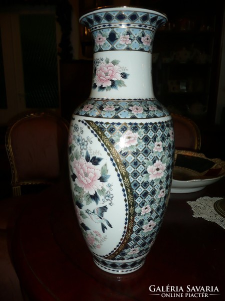 Gyönyörű, nagy méretű kézzel festett, aranyozott eredeti japán porcelán váza eladó 38 cm