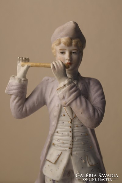 Biszkvit (bisquit) porcelán fuvolázó fiú szobor