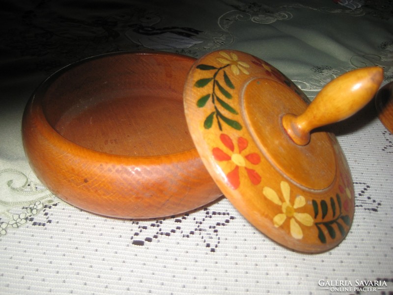 Beech-turned, hand-painted bonbonier, 14 cm