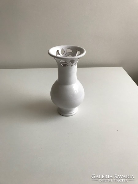 Fehér színű kerámia váza 20 cm