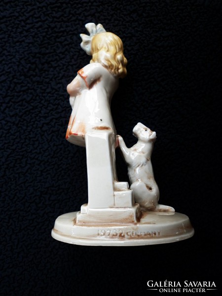 Sitzendorfi, antik porcelán Kislány ciával és kutyával