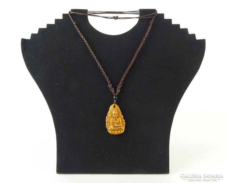 0Q137 Buddhista amulett nyakláncon