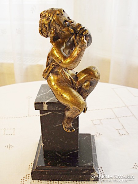 Antik bronz szobor, üldögélő puttó, angyalka kis madárral