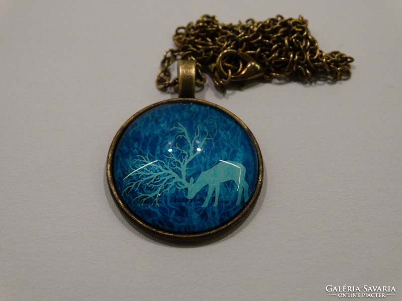 Deer pendant with convex glass plate, 57 cm long chain