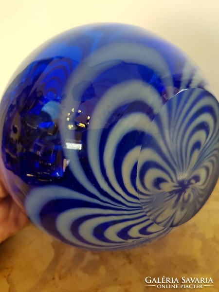 Gyönyörű örvénylő kék Muránói üveg gömb váza