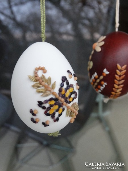 Húsvéti hímes tojás magokkal díszítve, népi iparművész munkái