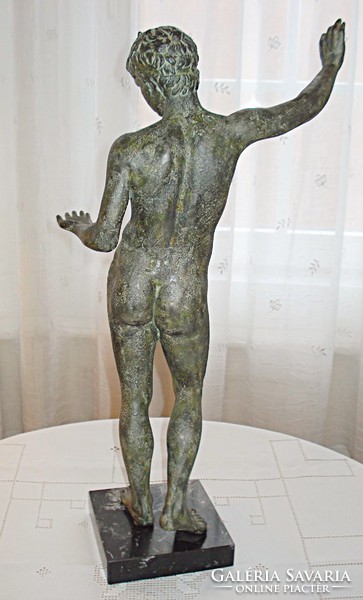 Marathoni ifjút, Epheboszt ábrázoló szobor zöld márványból