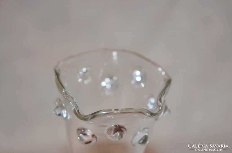 Tüneményes szakított bütykös üveg kis váza