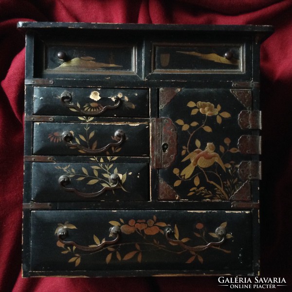 Japán 150 éves ékszertartó szekrény láda arany festmény fekete lakk fa doboz fém zár madár ékszer