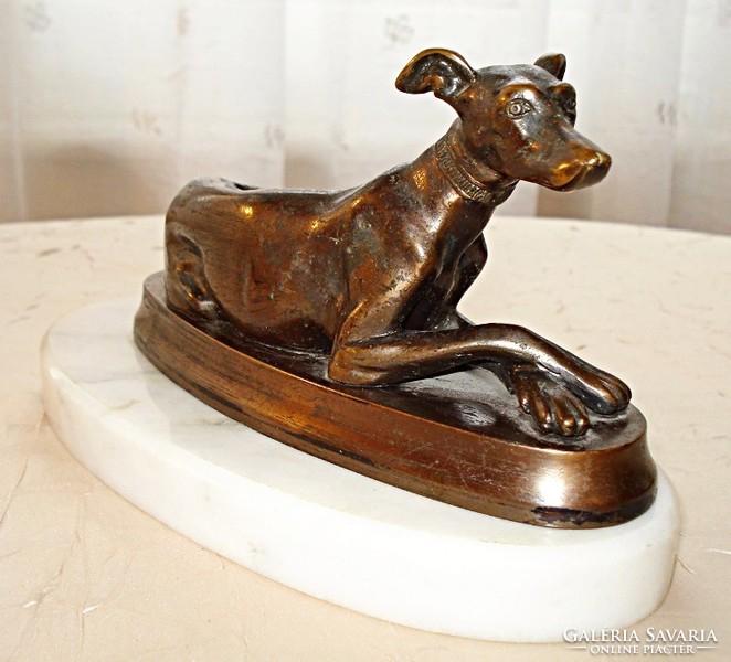 Agár kutyát ábrázoló, régi bronz kisplasztika 