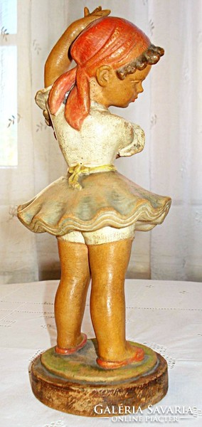 Gondos: almaszedő kislány (az 1940-es évekből) M =28 cm