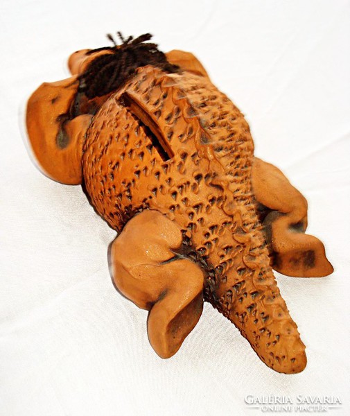 Crocodile-shaped ceramic bushing