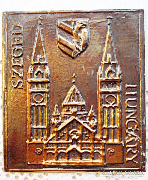 A szegedi Fogadalmi templomot ábrázoló bronz plakett