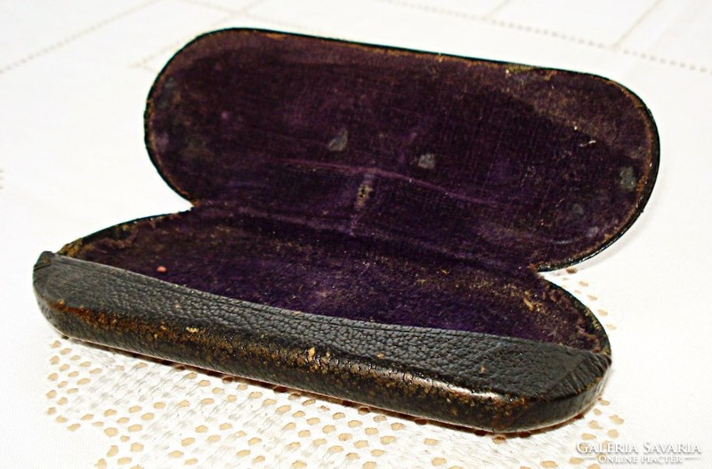 Antik bőrrel bevont vaslemez cvikkertartó ( 1800-as évekből)