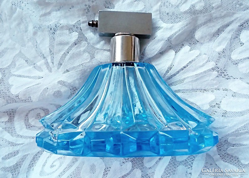 Kék parfümös üveg