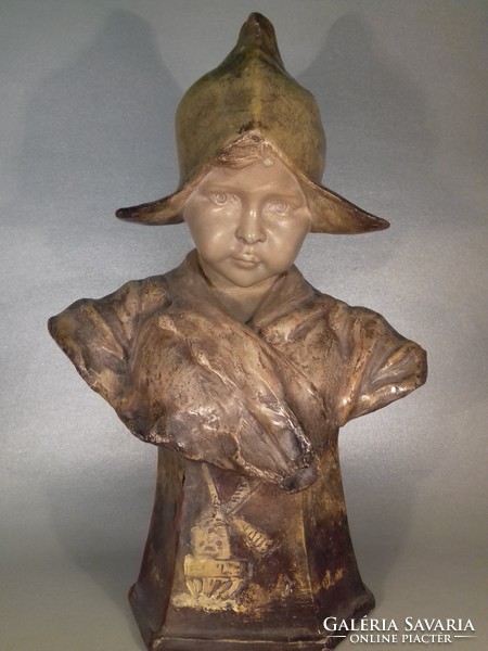 Goldscheider - Dutch Girl - Dutch girl with ceramic burial