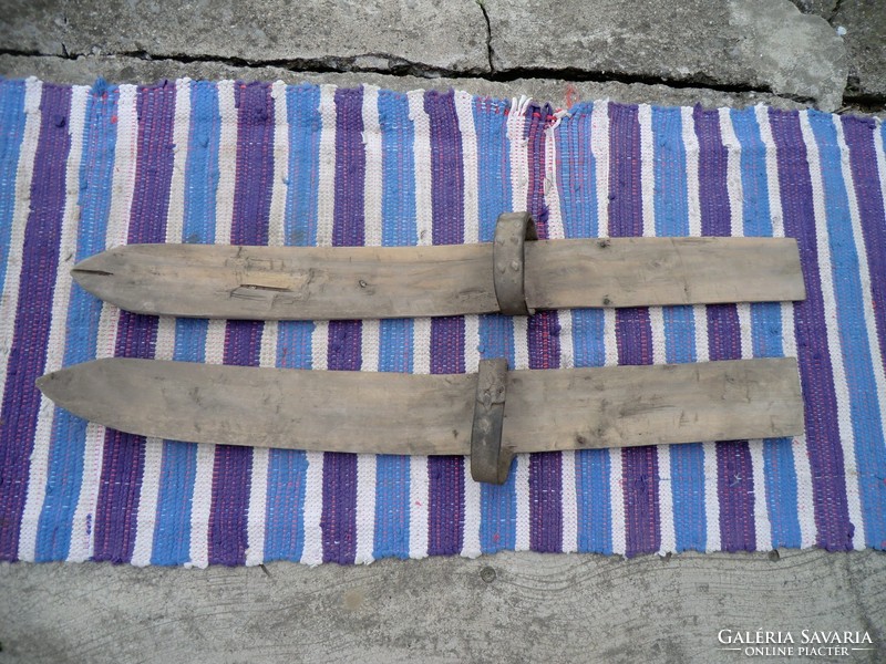 Antik kézi készítésű hótalp ami fenntart a havon bőrszíjjal 90 cm hosszú 8-9 cm széles 