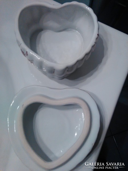 Chodziez szív alakú porcelán ékszertartó