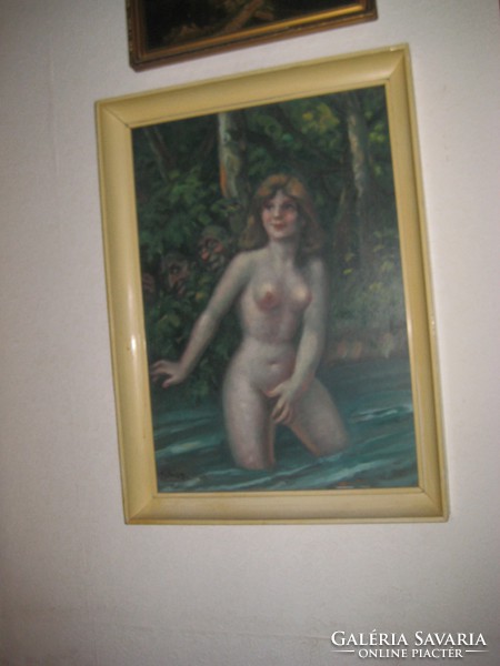 Festmény  , szignált , olaj farost , fürdőző  nő a háttérben  két szatírral  44 x 63 cm + keret