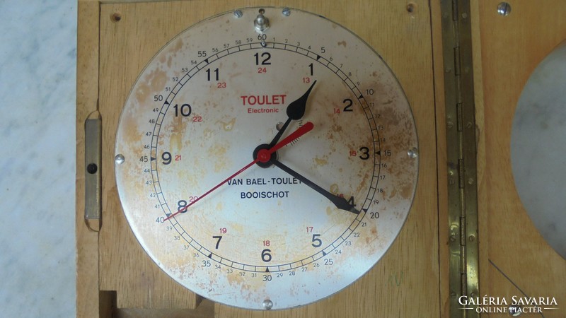 Old electric clock specialty toulet working