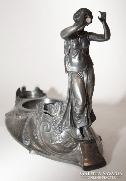 Romantikus fuvolázó női alakkal  italkínáló készlet ezüstözött ón