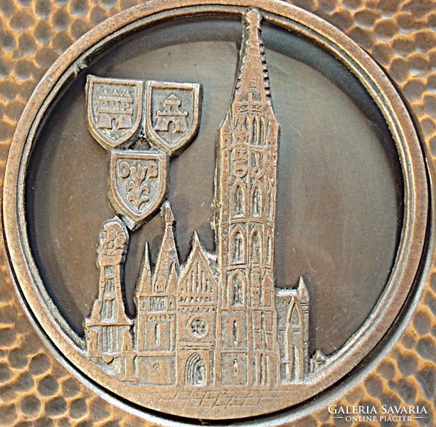Budapest, Mátyás templom, bronz fali tányér