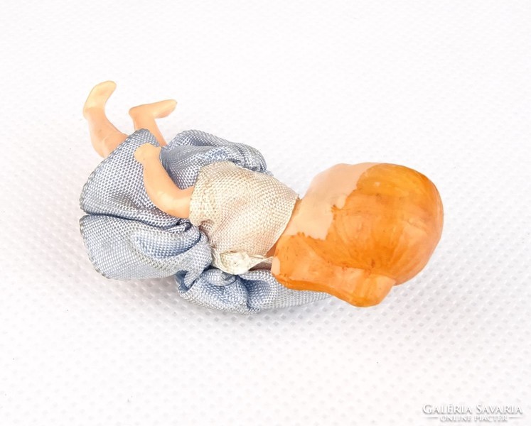 0S178 Régi kisméretű műanyag alvós baba 7 cm