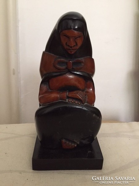 Jelzett fa-szobor, indián anya gyermekével (NB)