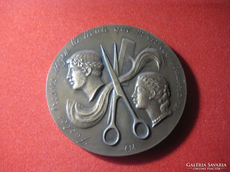 A római frizura művészete / nemzreközi fodrász verseny díja , szép állapot 68x 5 mm