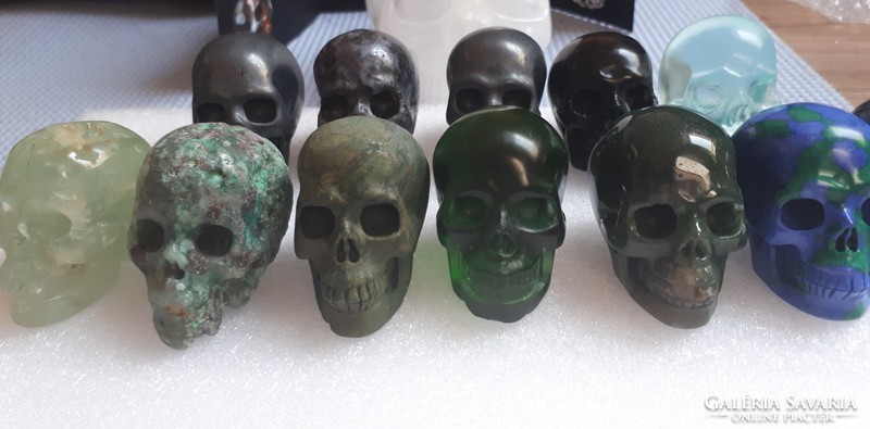 Original carved crystal skull approx: 5 cm and weighs 7-10 dkg