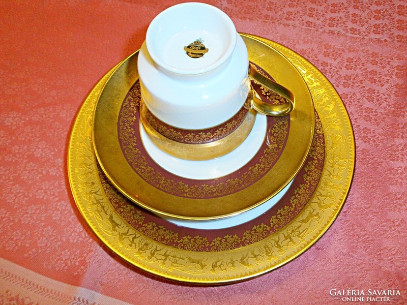 Arannyal díszített görög mintázatú porcelán reggeliző