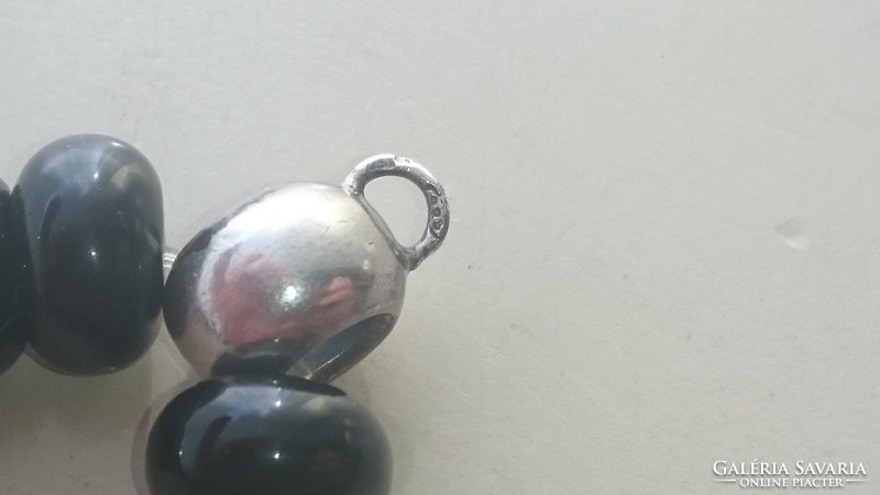 Onix és ezüst szemekből összeállított karkötő (gumírozott) 20 cm 
