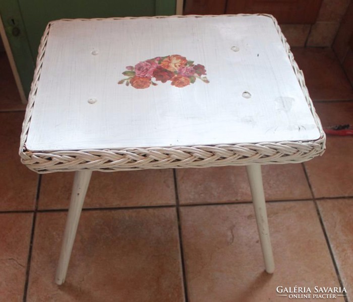 Decoupage reed table