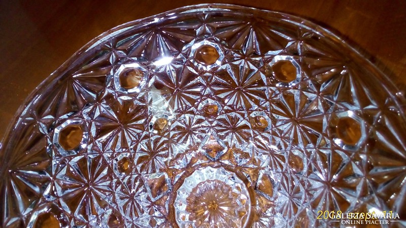 Metszett üveg kristály tál, nagyon dús mintával,  15 cm az átmérője.