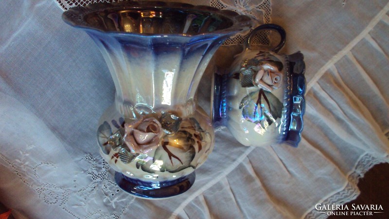 Különleges magas fényű,kék eozin mázas,plasztikus rózsadíszes váza és csésze.(együtt)