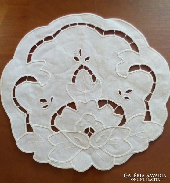 White embroidered tablecloth 26 cm in diameter