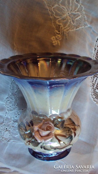 Különleges magas fényű,kék eozin mázas,plasztikus rózsadíszes váza és csésze.(együtt)