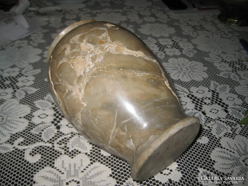 Esztergált , márvány  , asztali  váza , 12 x 18,5 cm