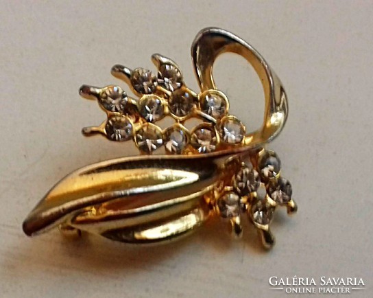 Gold-plated brooch pin decorated with small white polished stones