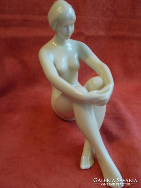 Porcelán ülő női akt