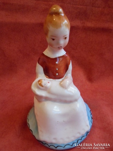 Bodrogkeresztúri kerámia babázó lány figura